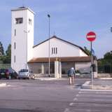 Ritornando in superficie proseguiamo il nostro percorso e scopriamo che al termine del quadrilatero con le basse palazzine popolari, piazza Giuseppe Alberto Pugliese sfocia nella moderna costruzione della chiesa di San Ciro e animata dallo stravagante parroco 70enne Felice Verni autore di goliardiche cerimonie
